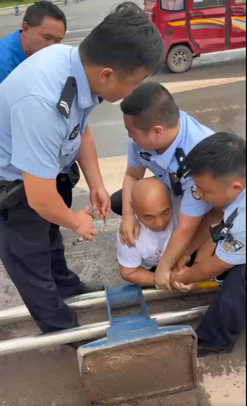 成都開始抓捕退伍軍人。   圖：翻攝自 Daniel Fang X 帳號