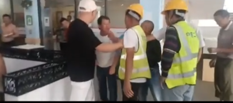 江西南昌中國核工業二四建設有限公司欠薪，工人坐在南昌嶺秀湖廣場地下人防停車場綜合體項目部討薪，單位領導拒絕支付工人工資，還動手毆打前來討薪的工人。   圖：翻攝自李老師不是你老師 X 帳號
