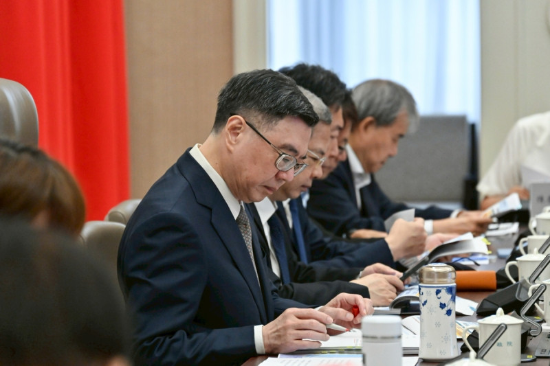 卓榮泰請交通部及相關部會積極協助地方政府，依規劃期程推動「道安三支箭」。   圖：行政院提供