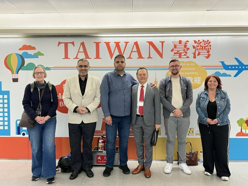 英國「工黨台灣之友會」共同主席彌蘇拉（Navendu Mishra ）下議員（左三）於本（5）月25日率團訪台。圖為外交部歐洲司總領事回部辦事林暉程接機。   圖：外交部提供