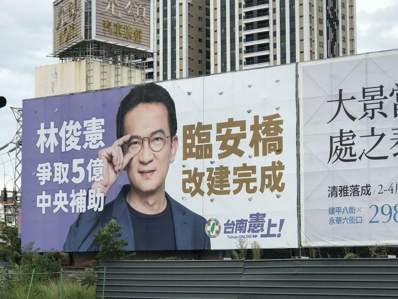 林俊憲大量懸掛廣告看板引發意外插曲，幸好林團隊發揮機智，才化解了一場「看板危機」。   圖：黃博郎／攝