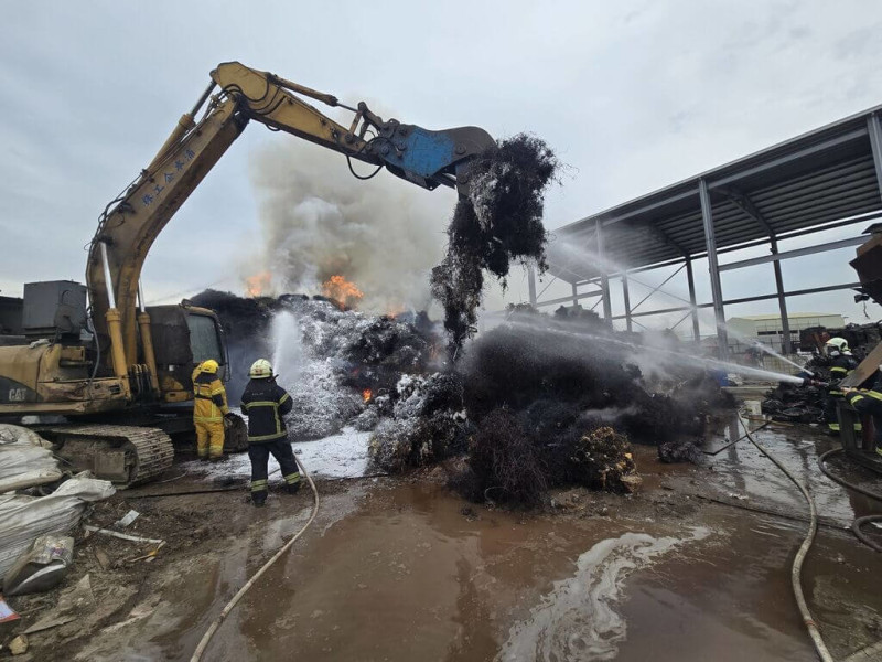 高雄市岡山區正氣路某廢鐵工廠廠區26日下午起火，火警產生污染物影響空氣品質，環保局將依違反空氣污染防制法，處工廠新台幣10萬元至500萬元罰鍰。（高雄市政府消防局提供）中央社記者張已亷傳真  114年5月26日   