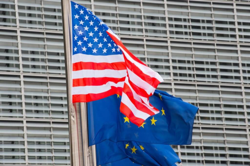 圖為美國國旗及歐盟旗幟。   圖：取自facebook.com/EuropeanCommission
