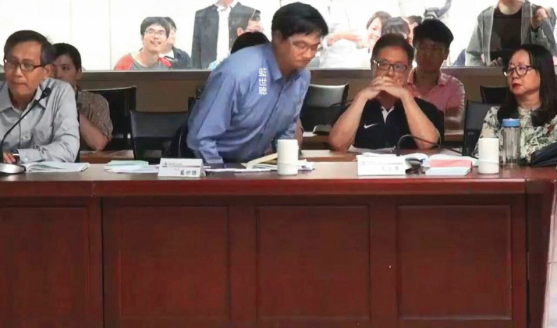 柯市府的民政局長藍世聰在審議會中默默離席，最後導致流會。（翻攝畫面）   圖：鏡週刊提供