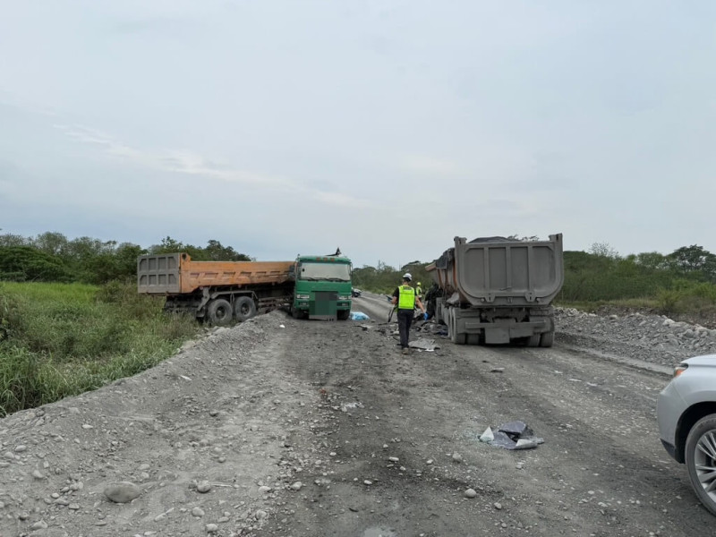 屏東2輛砂石車26日行駛在高樹鄉荖濃溪河床，不明原因對撞，釀成1死1傷的意外。（里港警分局提供）中央社記者李卉婷傳真  114年5月27日   