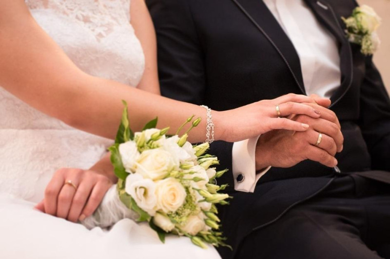 一篇小草人妻抱怨婚禮上有不認識的民進黨員「不請自來」，破壞整場婚禮氣氛的貼文，反被親友打臉，吸引上百萬人關注。示意圖，與當事人無關。   圖：擷取自PIXABAY