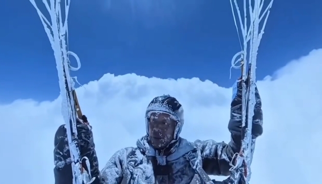 一名中國滑翔傘愛好者在祁連山區域飛行時,疑似遭遇空種亂流,意外被雲「吸至」八千多米高空,全身結冰。 圖 : 翻攝自央視新聞