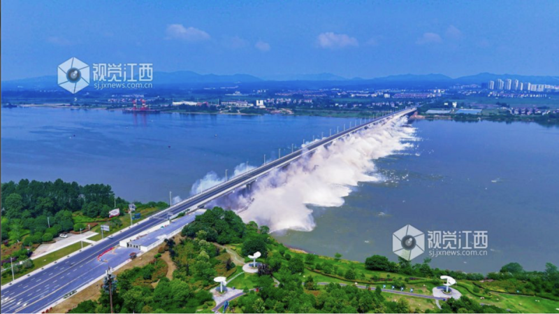 中國「新幹贛江大橋」完成爆破拆除，中國都更背後的「工安議題」也隨之飄揚。   圖：擷取自中國「鳳凰網」