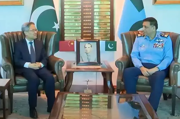 巴基斯坦空軍參謀長巴伯爾(Zaheer Ahmad Babar)近日緊急會晤中國駐巴大使。 圖:翻攝自劍哥的思政課 巴基斯坦空軍參謀長巴伯爾(Zaheer Ahmad Babar)近日緊急會晤中國駐巴大使。 圖:翻攝自劍哥的思政課