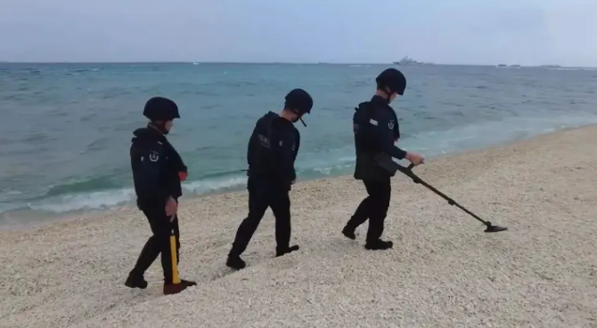 中國海警使用「掃雷器」檢查鐵線礁。 圖:翻攝自軍武次位面