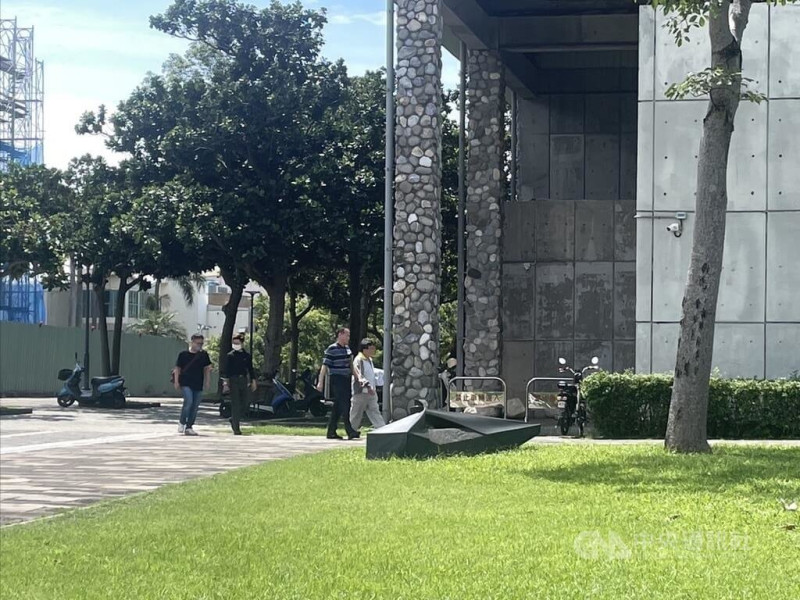 花蓮縣議會27日上午進行總質詢，發現文化局長吳勁毅未列席，縣府官員趕緊找人，傳遭檢調帶回調查，圖為檢調人員進入文化局辦公處所。中央社記者李先鳳攝  114年5月27日   