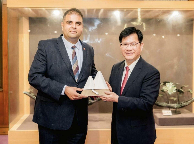 林佳龍致贈團長彌蘇拉下議員台灣精品茶葉禮盒。 圖:外交部提供