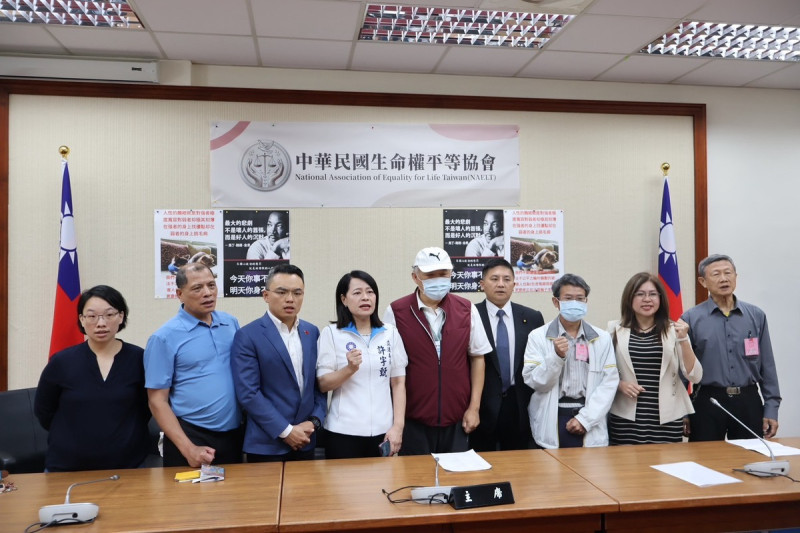 生命權平等協會與多名重大刑案遺屬、國民黨立委召開記者會，持續表達對當前司法近乎實質廢死的不滿。   圖：擷取自許宇甄臉書