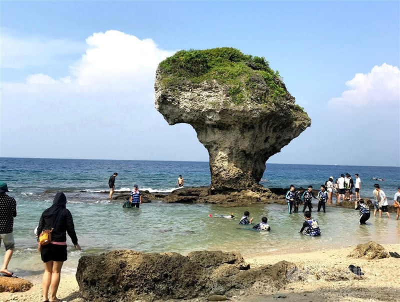屏東縣小琉球遊客多，日前有旅客前往旅遊時，疑在民宿遭老闆偷拍洗澡。該名住宿女子已提妨害性隱私罪告訴。(中央社檔案照片)   