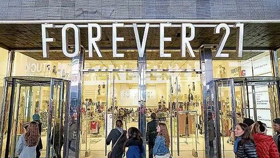 曾是全球快時尚代表之一的美國連鎖服飾品牌 Forever 21，近日正式聲請破產保護，背後原因包括長年擴張過快及營運困難。   圖:翻攝自百度