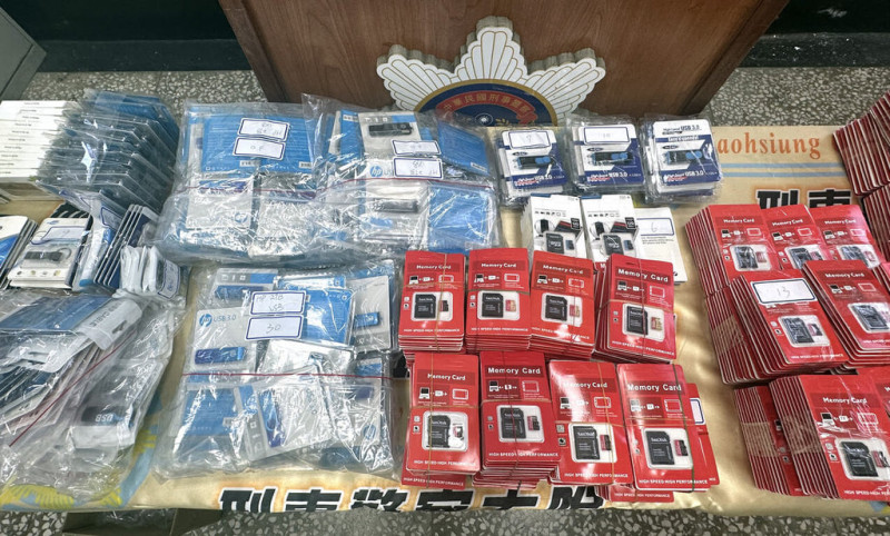 陳姓主嫌自中國進口劣質記憶卡並偽造品牌廣告，再以市價6至7折在網購平台販售，高市警方獲報後，循線查扣近2000張隨身碟跟記憶卡，初估侵權市值逾新台幣3億元，不法獲利600萬元。（高市刑大提供）中央社記者洪學廣傳真 114年5月27日   