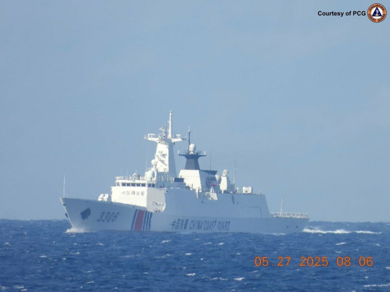 中國海警船CCG-3306被發現尾隨菲律賓「Atin Ito聯盟」巴加薩島音樂會船團,引發緊張。 圖:翻攝「X」@jaytaryela