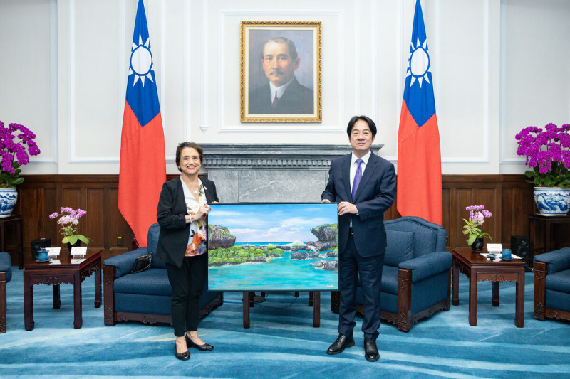 古蕾露（左）說，樂意提供各種激勵措施及優惠價格，吸引台灣的航空公司建立飛往關島的固定航班。   圖：總統府提供