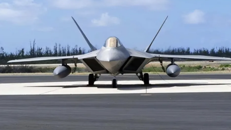 美國空軍參謀長日前公開展示代號為 YFQ-42A 的無人機照片。   圖：翻攝自 栗子評述