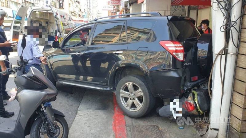 曾因酒駕被註銷駕照的74歲鄭姓男子，27日開車至台北市延平北路3段附近買便當，倒車停路旁時不慎駛入騎樓，車尾撞擊1名機車騎士，騎士送醫前意識清醒，警方將開罰鄭男。（翻攝畫面）中央社記者劉建邦傳真 114年5月27日   