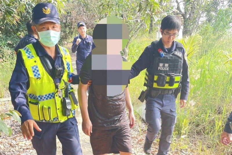 台南市許姓男子（前中）涉嫌於112年12持刀刺殺中風及輕微失智母親致死，台南地院國民法官庭27日依殺害直系血親尊親屬罪判處20年徒刑。圖為許男犯案後在歸仁區一處公墓被警方尋獲。（中央社檔案照片）   