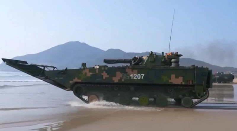 520當天，中國解放軍第73集團軍在福建沿海進行兩棲登陸演習。圖為解放軍ZTD-05兩棲突擊車。   圖：翻攝央視軍事
