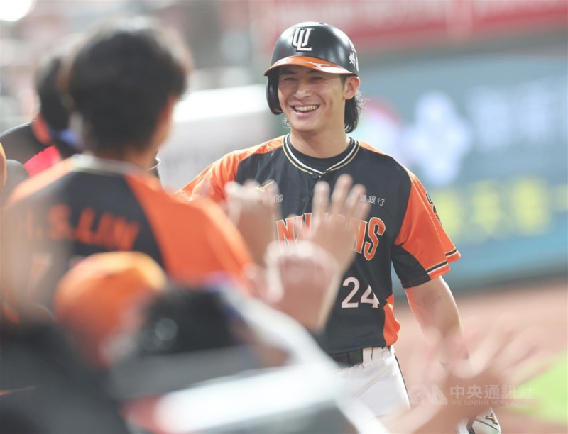 中華職棒明星賽票選開跑，連2個國際賽好表現人氣暴漲的「台灣隊長」陳傑憲挑戰人氣王，向球迷喊話：「請愛我的球迷按時投票。」（中央社檔案照片）   