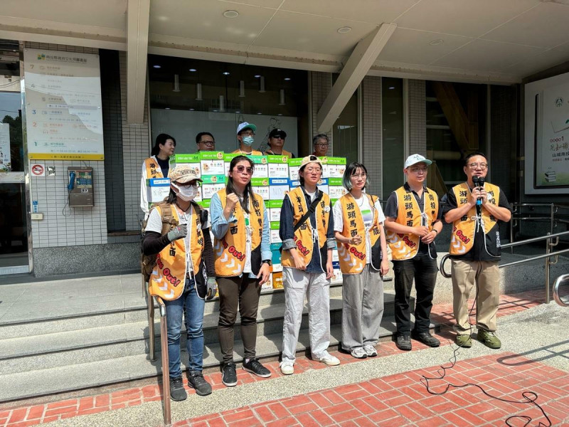 南投第二選區罷免行動團體「去游除垢」日前提交23238份連署書。 圖:罷團「去游除垢」提供