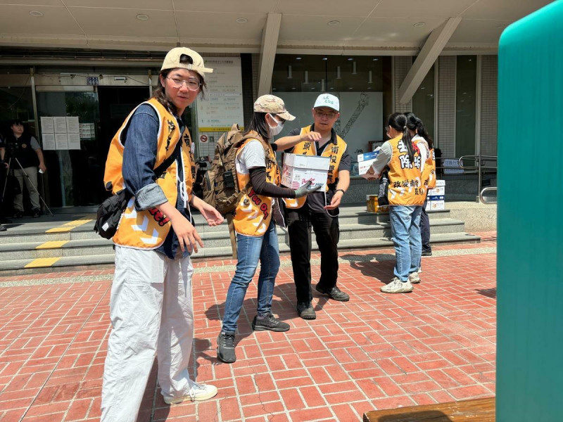南投第二選區罷免行動團體「去游除垢」日前提交23238份連署書。 圖:罷團「去游除垢」提供