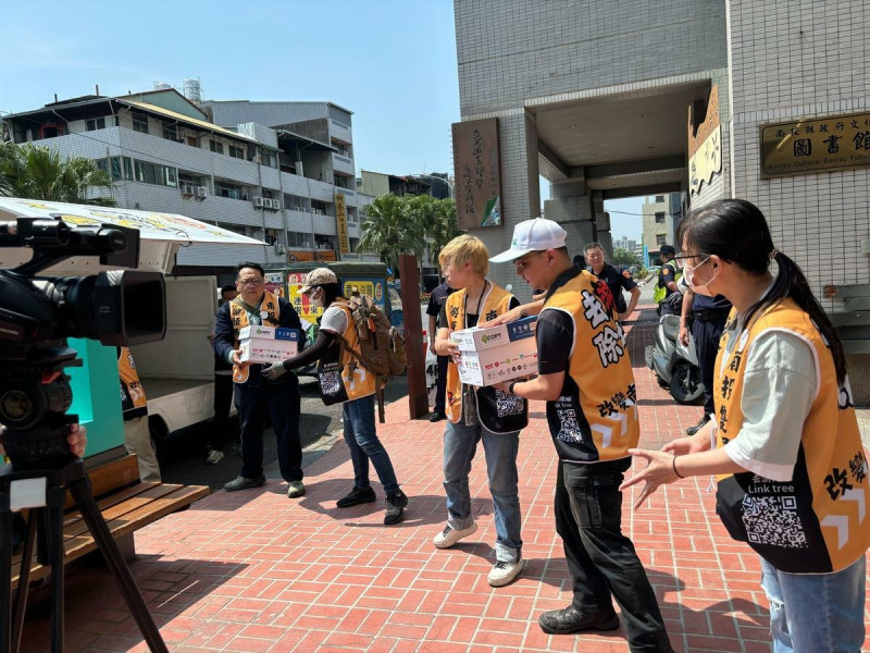 南投第二選區罷免行動團體「去游除垢」日前提交23238份連署書。 圖:罷團「去游除垢」提供