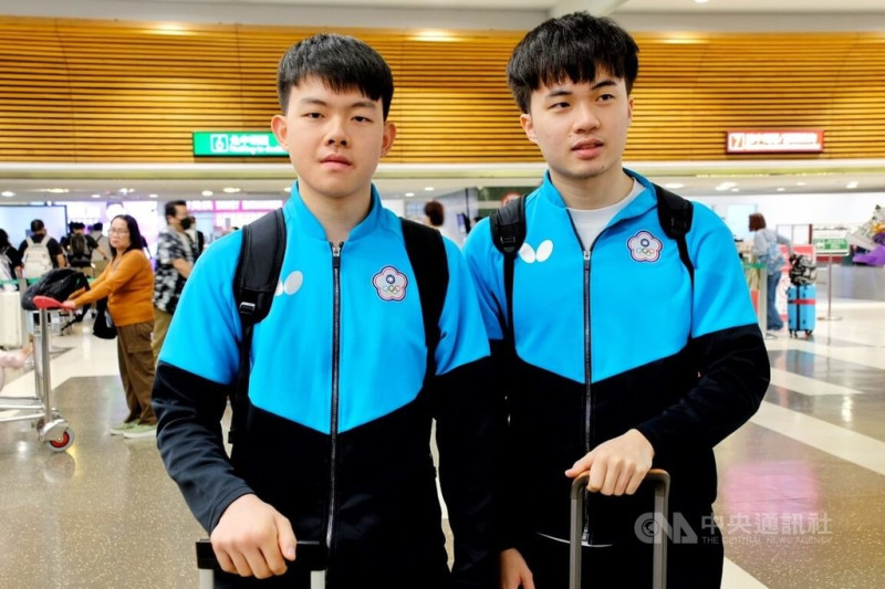 台灣桌球男雙組合林昀儒（右）、高承睿（左）25日在世錦賽奪銀，桌球代表隊27日返台，2人對於獲獎都非常開心；至於球迷為組合取了「柚香林萌」的稱號，2人都說「聽起來很好喝」。中央社記者吳睿騏桃園機場攝  114年5月27日   