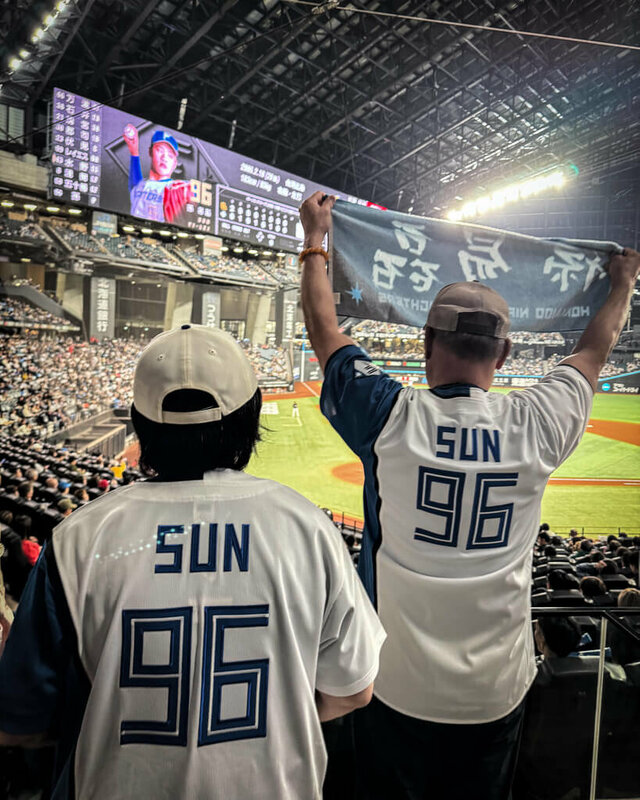 北海道日本火腿鬥士隊20歲台灣投手孫易磊成為正式球員，22日球團特別邀請家人到場，並提供包廂給家人觀賽。圖為孫易磊爸媽觀賽畫面。（悍創運動行銷提供）中央社記者謝靜雯傳真  114年5月27日   
