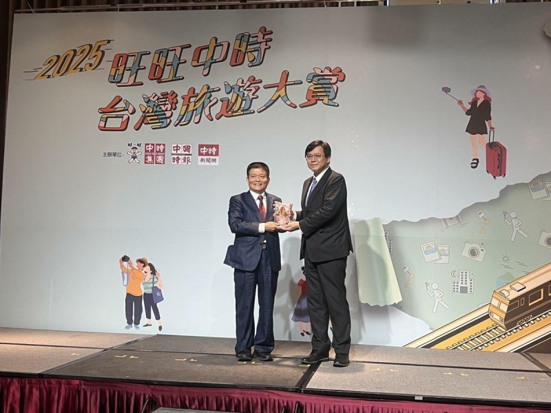 觀光署國民旅遊推廣組陳榮欽組長(右)頒多元設施系獎給彰化桂冠董事長謝榮聰。 圖:觀光署/提供