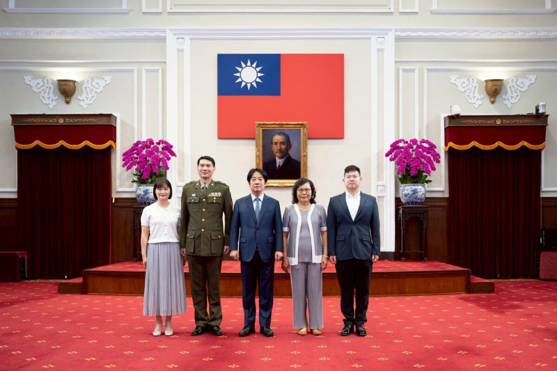 賴清德感謝李將軍的家人，成為國軍最堅強的後盾，給予溫暖和包容。   圖：總統府／提供