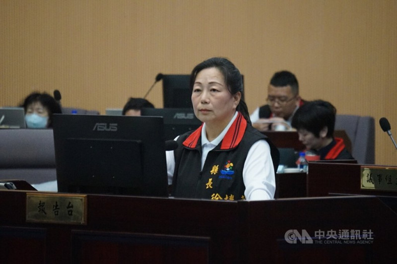 前花蓮縣民政處長明良臻因涉罷免「查水表」案遭檢方依涉違反個資法起訴，花蓮縣文化局長吳勁毅28日又因涉貪遭聲押，官員接連出包引議員關切；縣長徐榛蔚（前）表示，司法還沒判決前，都是無罪推定，相信同仁清白。中央社記者張祈攝  114年5月28日   