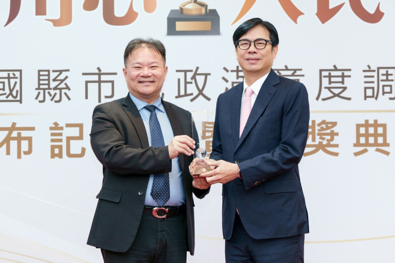 陳其邁(右)以高滿意度蟬聯六都金獎，北上受獎表揚。   圖：高雄市政府/提供