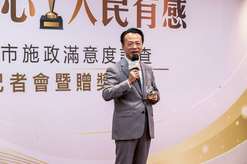 中國時報今28日公布2025年全國縣市施政滿意度調查結果，嘉義縣長翁章梁第四度蟬聯縣市長滿意度金獎，今年新增評比「縣市團隊施政表現滿意度」嘉義縣政府也是奪金。   圖：嘉義縣府提供
