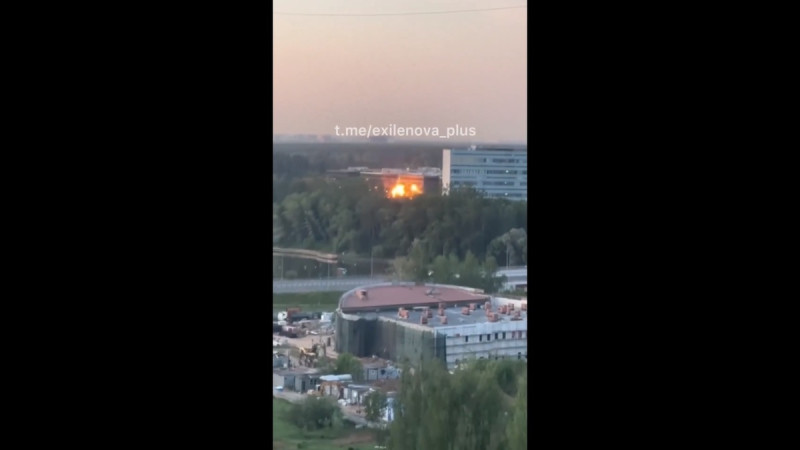 烏軍近期頻繁派遣無人機對俄羅斯境內的軍工廠、工業相關設施發起襲擊,甚至有消息稱俄空軍基地的無人機指揮所日前也成為烏軍無人機的攻擊目標。 圖:擷取自 @NatalkaKyiv X 分享影片