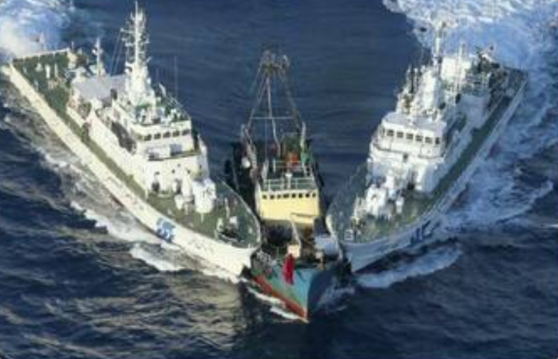 中國一艘海上民兵船在釣魚台海域，遭到日本海上保安廳船隻 JCG Muzuki 與 JCG Nobaru 兩船「夾頭」撞擊。   圖 : 翻攝自 X 頭條熱聞