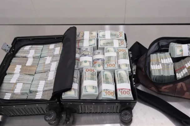近期中國海關查獲一名攜帶 230 萬美元現金入境卻未申報的旅客,相關事件也因此成為網友們的關注焦點,許多網友也對該名旅客攜帶大筆現金入境的目的以及後果感到好奇。 圖:翻攝自 騰訊網 新黃河