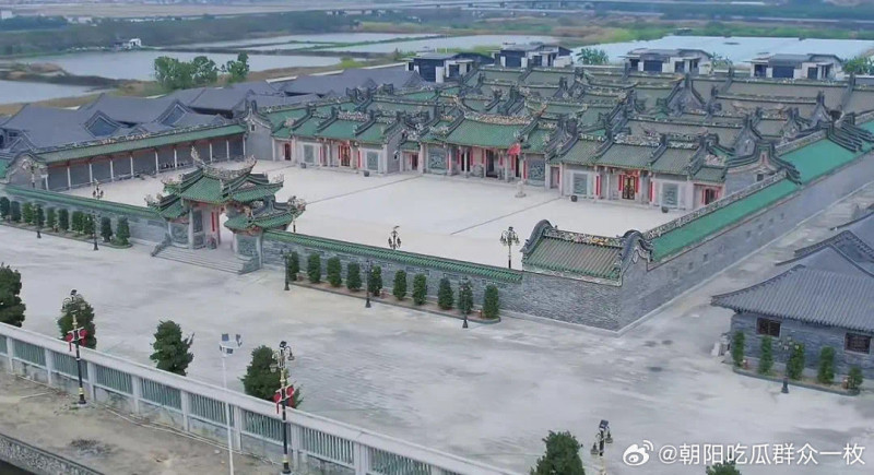 潮汕豪宅「英之園」近日進行違規拆除工作。 圖:翻攝自微博
