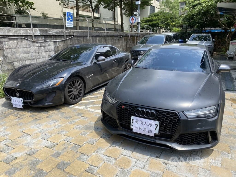 警政署刑事局電信偵查大隊28日指出，以29歲林姓男子為首的詐騙集團，鎖定曾遭靈骨塔詐騙的被害人進行生基位假投資「二次詐騙」，為取信被害人，詐團還租賃高級進口車接送其至台北市區的日租高級商辦簽約，造成雙北19名長者共財損逾新台幣5000萬元。圖為贓證物。（翻攝照片）中央社記者黃麗芸傳真  114年5月28日   