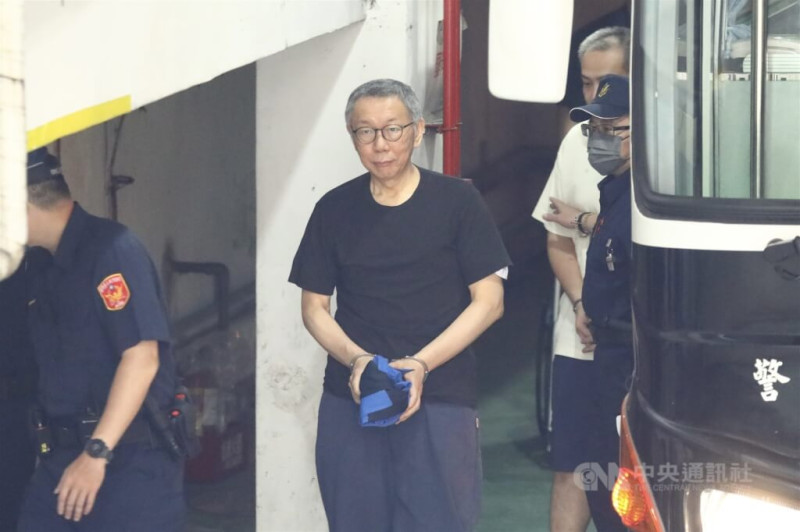 台北地方法院審理京華城案，27日提訊在押的前台北市長柯文哲（中）出庭。（中央社檔案照片）   