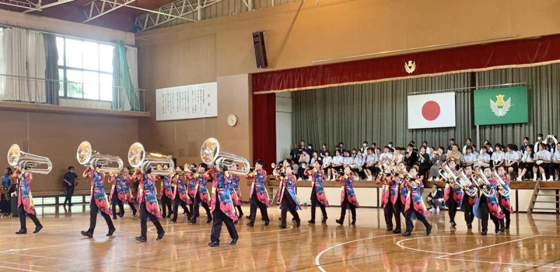 日本專修大學熊本玉名高校吹奏樂部以組曲歡迎左中師生。 圖:高雄市教育局/提供