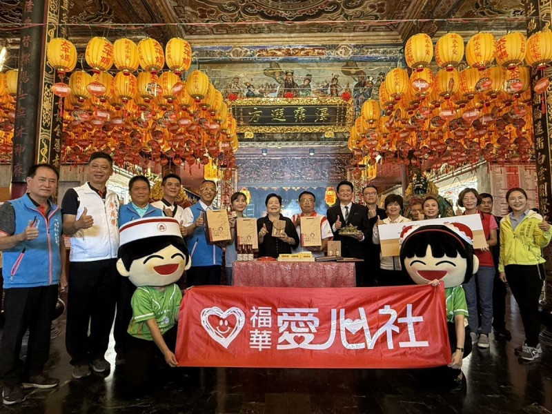 台中福華攜手百年福興宮端午送暖物資捐贈，左起西螺鎮代表會主席林俊甫、鎮長廖秋萍、瑞春醬油董事長林淑媛、西螺福興宮董事長楊文鍾、福華飯店副總經理鄭鴻儒、西螺分局長閻百川、西螺鎮代表會副主席廖秀娟。   圖：台中福華大飯店/提供