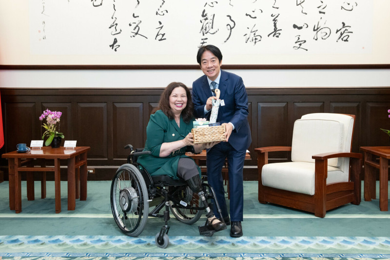 賴清德感謝達克沃絲（Tammy Duckworth）讓台美關係穩健前進。   圖：總統府提供
