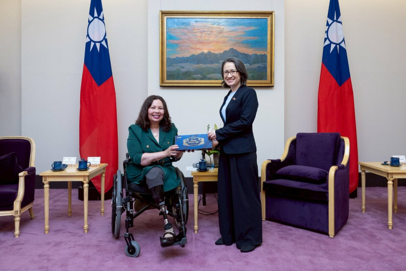 蕭美琴接見「美國聯邦參議員達克沃絲(Tammy Duckworth)訪問團」 圖:總統府提供 蕭美琴接見「美國聯邦參議員達克沃絲(Tammy Duckworth)訪問團」 圖:總統府提供