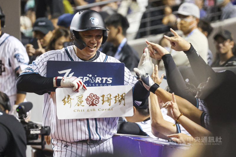 2025雙北世界壯年運動會棒球男子35歲以上競賽組28日在台北大巨蛋進行金牌戰，由GOATBROS山羊兄弟隊交手NTSU OB隊，山羊兄弟隊周思齊（左）4局下跑回本壘得分，與隊友擊掌致意。中央社記者鄭清元攝  114年5月28日   