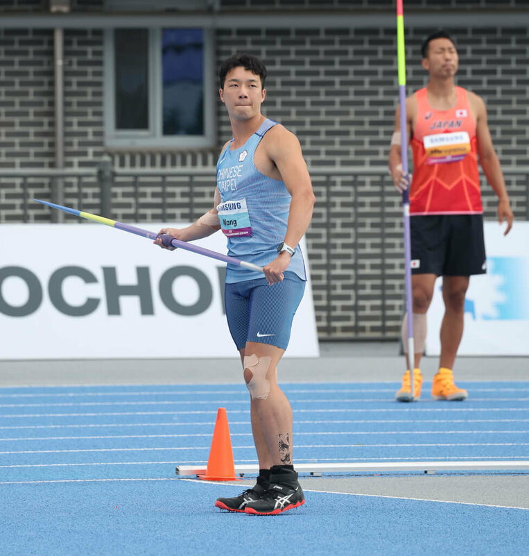 台灣男子十項全能好手王晨佑（前）28日在2025亞洲田徑錦標賽第9項標槍項目結束後，積分高居第2，只可惜最後1項1500公尺氣力放盡，最終以7546分、第4名作收。（中華民國田徑協會提供）中央社記者黎建忠傳真  114年5月28日   