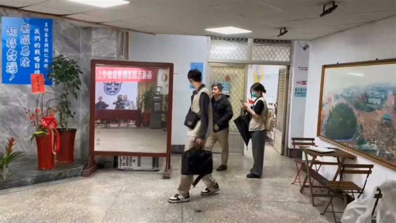 基隆地檢署偵辦罷免民進黨基隆市議員鄭文婷及張之豪案，提議書涉嫌偽造文書，28日上午指揮基隆市調查站，搜索國民黨基隆市黨部。中央社記者王朝鈺攝 114年4月28日   圖：中央社提供